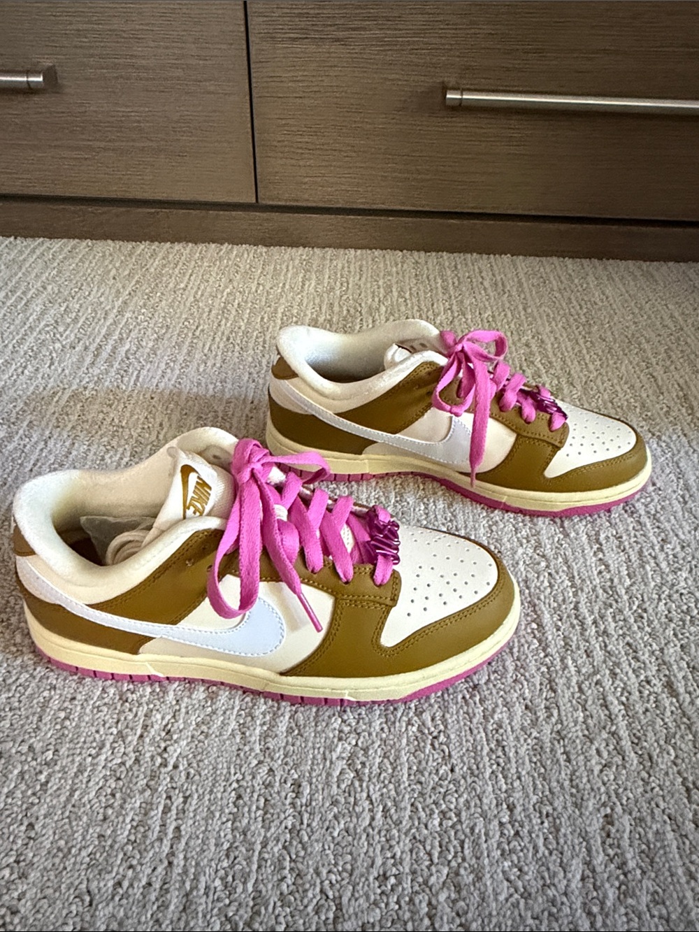 Nike Low-Top Sneakers in White, Olive and Pink